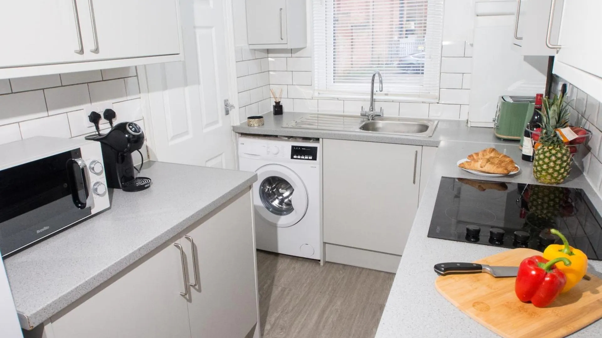 Modern 6-Bed Home Near Leeds City Centre 0*, Leeds (West Yorkshire)
