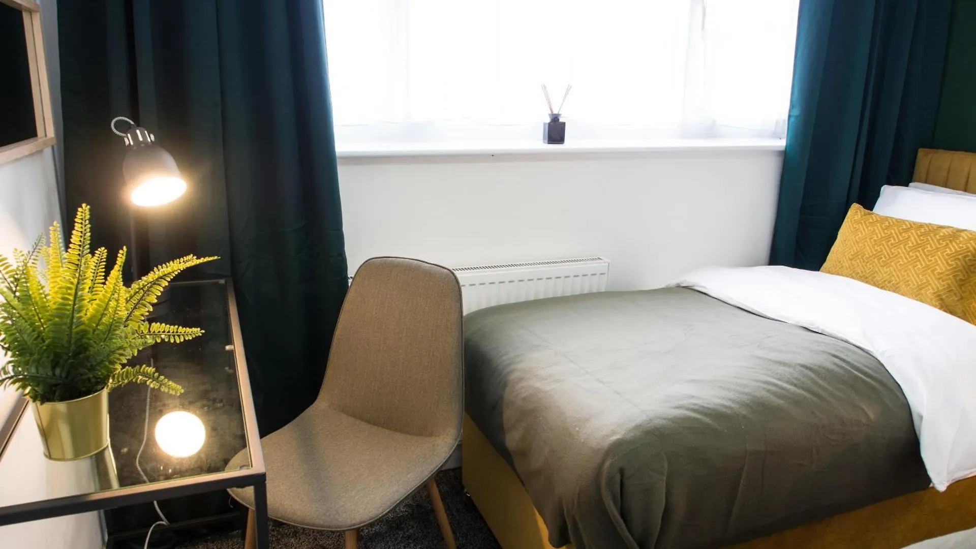 Apartament Modern 6-Bed Home Near Leeds City Centre